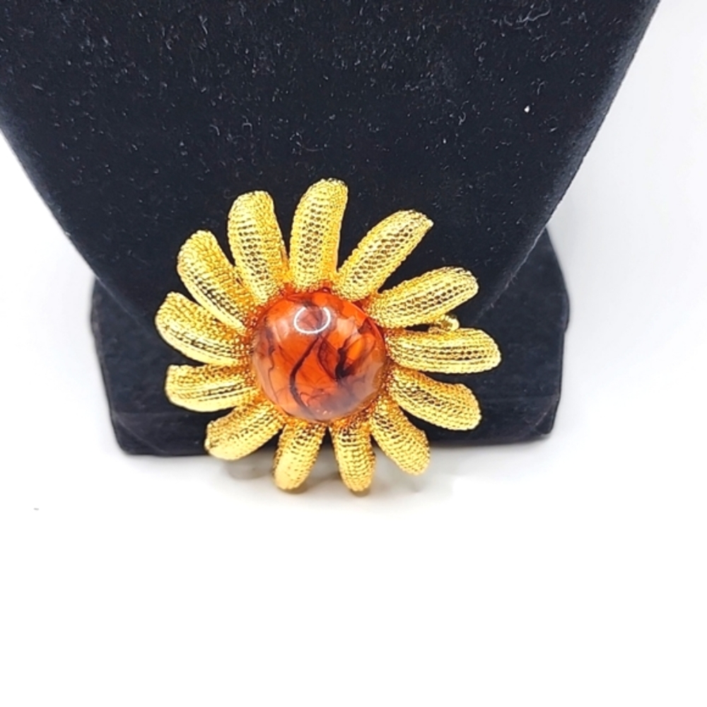 Vtg. Daisy Goldtone Brooch/Pendant